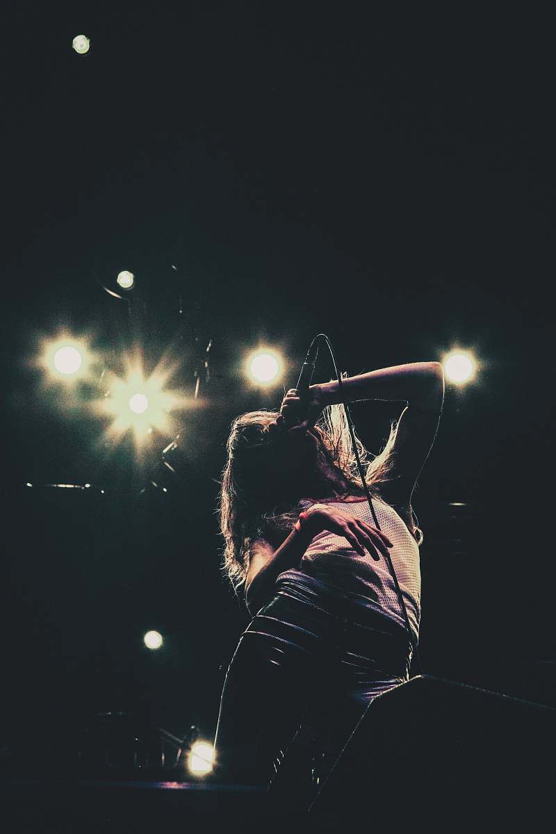 flugplatz borkenberge silhoutte of woman holding microphone leversum